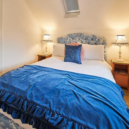 Holiday home Host & - The Snug *